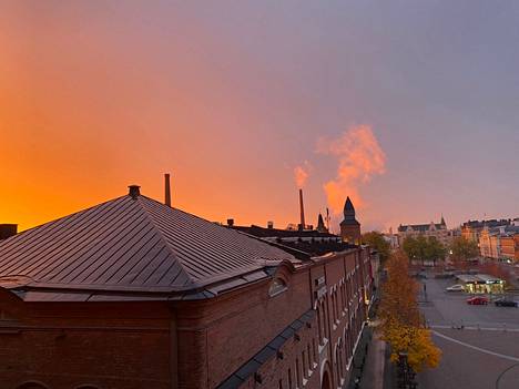 Aurinko kurkisti keskiviikkoaamuna pilvipeitteen läpi. Taivas värjäytyi kauniin punaiseksi Tampereen keskustan yllä.