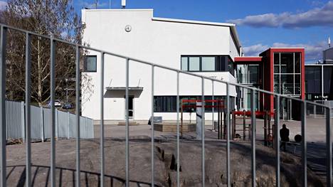Helsingin Sanomien tietojen mukaan poika kävi Kulosaaren ala-asteen koulua. 
