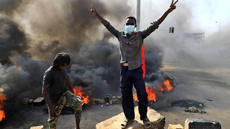 Sudanilaiset protestoijat polttivat maanantaina renkaita pääkaupungissa Khartumissa.