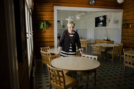 Eurajoen kotoutussihteeri Sanna Ojala järjestää huonekaluja paikoilleen Kaharin nuoriso- ja kulttuuritalolla.