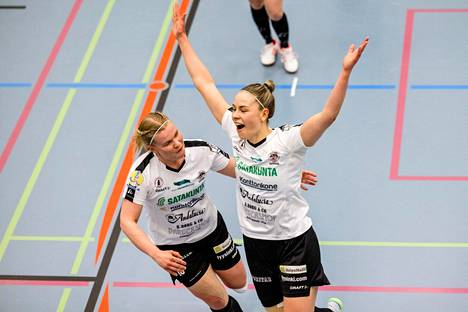 Netta Hannula (vas.) ja Anni-Elina Luotonen ovat matkalla futsalin naisten EM-karsintoihin.