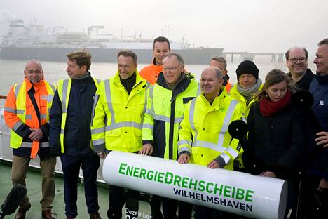 EU-maat siirtyvät nyt kovalla kiireellä putkikaasusta nesteytettyyn maakaasuun. Saksa avasi viime viikolla ensimmäisen lng-terminaalin Wilhelmshavenissa. Avajaisissa oli mukana myös liittokansleri Olaf Scholz (eturivissä oikealla).