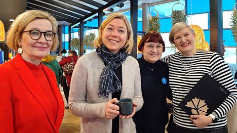Kansanedustaja Paula Risikko, europarlamentaarikko Henna Virkkunen ja jämsäläisehdokas Lotta Ahola saapuivat Emilia Koikkalaisen vaalikampanjan avajaistilaisuuteen.