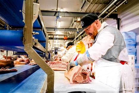 Tsekkiläinen Bronislav Hyjánek on yksi Kivikylän itäeurooppalaisista lihanleikkaajista. Hän on työskennellyt 15 vuotta lihanleikkaajana Raumalla. 