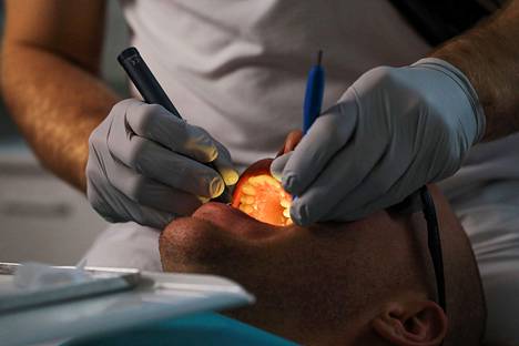 Koronaepidemian jälkeen keväällä purettiin hoitojonoja, mikä näkyi kasvuna yli puoli vuotta kiireetöntä hammaslääkärikäyntiä odottaneiden määrissä.