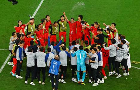 Etelä-Korean joukkue seurasi voittonsa jälkeen ringissä Uruguay–Ghana-ottelua ja sen loputtua ja jatkopaikan varmistuttua juhlivat neljännesvälieräpaikkaa.