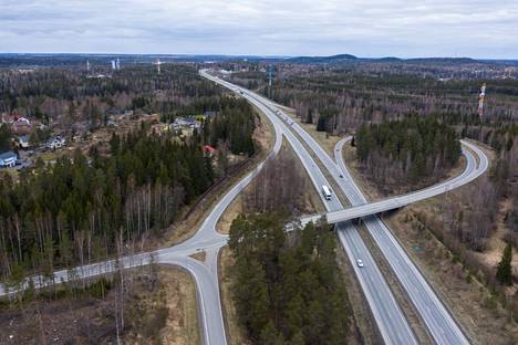 Kolmostien oikaisemista on suunniteltu Lempäälän Kuljusta Pirkkalaan. Kuvassa on Puskiaisten liittymä Kuljussa. Kuva on otettu 27. huhtikuuta vuonna 2021.