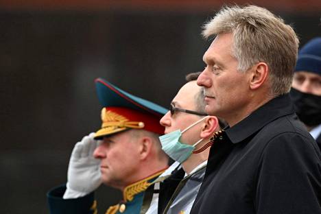 Putinin tiedottaja Dmitri Peskov seurasi sotilasparaatia Moskovassa viime vuoden toukokuussa.