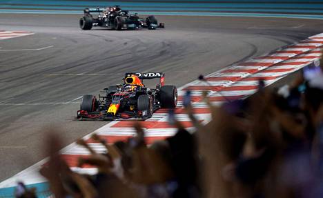 Max Verstappen pääsi loppuhetkillä ohi Lewis Hamiltonista ja mestaruuteen.