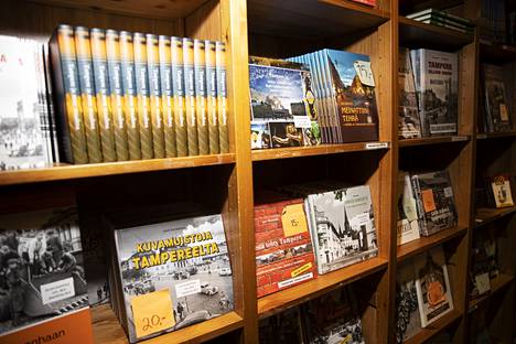 Tampere-seura myy kirjoja myymälässään Raatihuoneen kivijalassa.