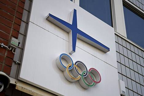 Olympiarenkaat ja Suomen lippua kuvastava sininen risti Sporttitalossa, jossa toimii muun muassa Suomen Olympiakomitea Helsingissä 30. maaliskuuta 2022.