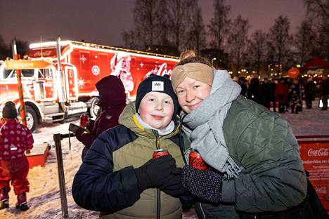 Eetu Fredriksson, 11,  ja Laura Fredriksson näkivät joulurekan perjantaina ensimmäistä kertaa. ”On hieno”, totesi Eetu Fredriksson.