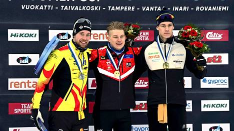 Tässä miesten 15 kilometrin vapaan hiihtotavan tuoreet SM-mitalistit eli vasemmalta alkaen Joni Mäki, Remi Lindholm ja Niko Anttola. 