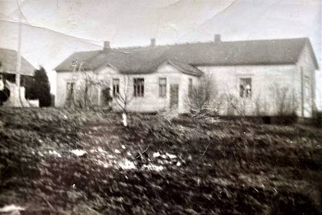 Naisten erikoistyöleirin asukkaat majoittuivat talon Kynsikankaan puoleisessa (oikealla) osassa, jossa oli iso pirtti.