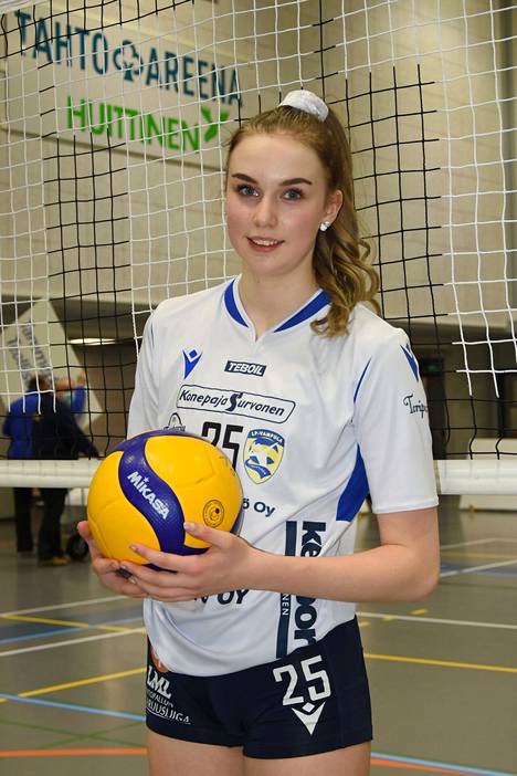 Selma Räsänen valmistautuu EM-karsintoihin alle 19-vuotiaiden maajoukkueen kanssa.