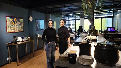 Sisustusarkkitehti Riia Rauhala ja yrittäjä Anette Viitakoski löysivät nopeasti yhteisen sävelen, kun kahvila-ravintolan remonttia alettiin suunnitella. 