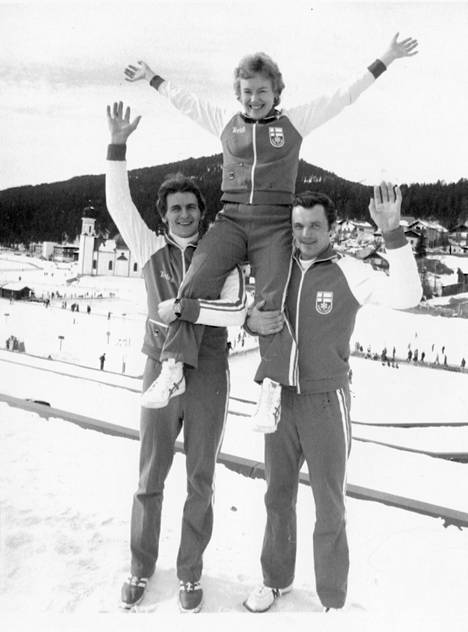 Ampumahiihdossa kaksi hopeaa ottanut Heikki Ikola (oik.) ja maastohiihdossa kultaa ja pronssia napannut Arto Koivisto nostivat kultaa ja kaksi hopeaa saavuttaneen hiihtäjän Helena Takalon hartioilleen Seefeldissä 1976.