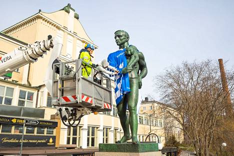Hämeensillan patsaat puettiin maanantaina 9. toukokuuta Leijona-teemaisiin paitoihin. Paitoja patsaiden päälle puki niiden fyysisestä suunnittelusta vastannut Sirkka-Liisa Rantanen sekä Jussi Alutoin Tampereen Verasta.