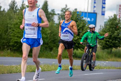 World Masters Athletics oli Jarkko Järvenpään (kesk.) menestysjuhlaa viiden kultamitalin myötä, näistä kaksi tuli maantiejuoksusta.