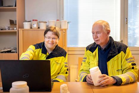 Viikot aloitetaan Berner Chemicalsin tehtaassa yhdessä. Iiris Puhakka ja Berner Chemicalsin toimitusjohtaja Antti Rinta-Harri käyvät läpi viikon ohjelmaa. 