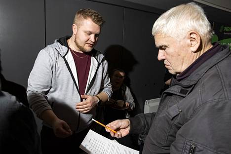 Yrittäjänikin toiminut 78-vuotias Ilmo Tuusa tarkasteli työnhaussa tarvittavaa lomaketta Eläkeliiton Pirkanmaan piirin ja Pirkanmaan Yrittäjien järjestämässä rekrytointitapahtumassa Scandic Rosendahlissa torstaina.