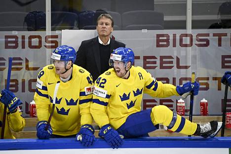 Ruotsin päävalmentajana MM-kisoissa toimi Johan Garpenlöv (takana).