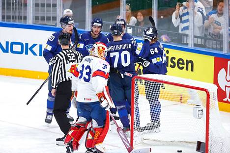 Suomi juhli Valtteri Filppulan (tak. kesk.) tekemää 3–0-osumaa. Filppulan vieressä vasemmalla Mikael Seppälä (tak. vas.) ja Miro Heiskanen.