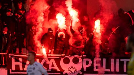 Veikkausliigan eurokarsintaottelussa Haka-VPS Valkeakosken Tehtaankentällä Hakan fanit polttivat soihtuja katsomossa toisen puoliajan alettua. 