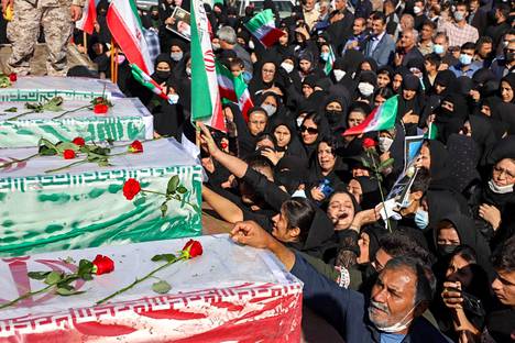 Surijoita ammuskelussa kuolleiden arkuilla Iranissa 18. marraskuuta. Seitsemän ihmistä kuoli, kun hyökkääjät avasivat tulen torilla 16. marraskuuta. Kyse on yksi pahimmista väkivallanteoista Iranin protestien alettua.