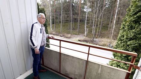 Rauman kaupungin isännöintitoimiston isännöitsijä Mika Osmonen vierailee Sinisaaren Sahanpolulla. Näkymä tällä hetkellä tyhjillään olevasta vuokra-asunnosta, joka kuuluu Rauman kaupungin edullisimpiin. 36,5 neliömetrin suuruisen parvekkeellisen kaksion kuukausivuokra on 371 euroa, sisältäen sähkön ja veden.