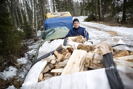 Juha Vepsällä riittää vielä klapeja myytäväksi. Hän arvioi viljelyksiään haitanneen koivikon kaatamisesta tullutta polttopuuta riittävän myyntiin vielä 5–7 vuodeksi.