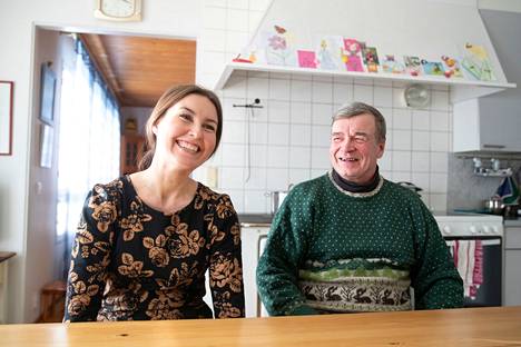 Eeva Kalli (kesk.) ja isä Timo Kalli Eevan lapsuudenkodissa, jossa perhe seurasi ääntenlaskentaa.