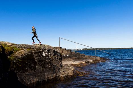 Informaatiotutkimuksen maisteriopiskelija Iida Sipiläinen ei vielä viime viikon keskiviikkona tarjennut lenkkeillä kesävaatteissa Tampereen Elianderin rannalla.

