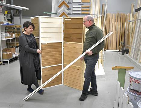 Anni Kelhä ja Antti Leinonen ovat rakennuttaneet KollanPoikien tontille viime vuosina noin 1 000 neliömetriä katettua myymälä- ja varastotilaa. Kuvat: Juha Sinisalo