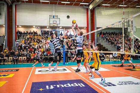 VaLePa avasi lentopallofinaalit 3–2-voitolla Savo Volleysta. Mikko Esko tarjoilee passia Severi Savonsalmelle, myös Jiri Hänninen taustalla odottaa tilaisuutta.