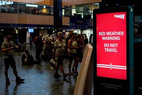 Britannian uusi lämpöennätys on 40,2 astetta. Lukema mitattiin tiistaina Heathrow'n lentokentällä Lontoon länsipuolella. Lentokentällä matkustajille annettiin punainen säävaroitus vaarallisen kuumasta helteestä.