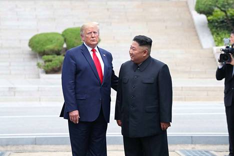 Yhdysvaltain presidentti Donald Trump ja Pohjois-Korean johtaja Kim Jong-un kolmannessa tapaamisessaan Koreoiden rajalla.