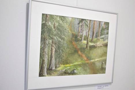 Nokian Taidetalon yläkerrassa on esillä Pirkko Tefken akvarelleja, mukaan lukien kuvan Hiilinielu (ent. Metsä) vuodelta 2010.