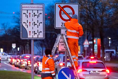 Münchenin kaupunki laajensi helmikuun alussa dieselautojen ajokieltoa kaupunkia kiertävän kehätien sisäpuolella. Kielto koskee dieselautoja Euro-päästöluokissa 1–4. Työntekijät tekivät ennen määräpäivää muutoksia kiellosta kertoviin liikennemerkkeihin. 