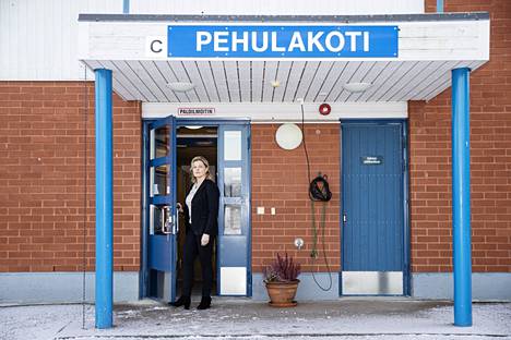 Palvelupäällikkö Kaija Koivula vastaa Pirkanmaan hyvinvointialueella ikäihmisten kotona asumista tukevista palveluista. Hän on ollut mukana kehittämässä Pehulakotia alusta lähtien.