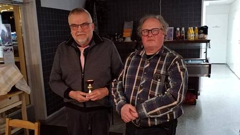 Juhani Palonen (vasemmalla) jatkaa Hannu Nelimarkan työtä Keuruun Hevosystäväinseuran puheenjohtajana. Palonen palkittiin seuran vuosikokouksessa myös vuoden suomenhevosen osaomistajana.
