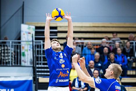 Akaa-Volleyn passari Anton Välimää johdatti joukkueensa 3–1-voittoon Hurrikaani-Loimaasta perjantaina vieraskentällä. Kuva syyskuun VaLePa-pelistä.