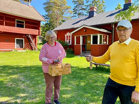 Kotiseutumuseo Muinan emäntä Leena Kekäle tuntee mäen ja sen rakennukset kuin omat taskunsa. Yhdistyksen sihteerillä Pekka Malmivuorella on kädessään 1800-luvulta peräisin olevan aitan avain. Nihattulan Kartanon vanha aitta siirrettiin museoalueelle vuonna 1983.