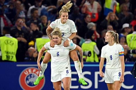 Englannin jalkapallon maajoukkue juhli semifinaalivoittoaan naisten EM-turnauksen semifinaalissa Ruotsin. Englanti kohtaa finaalissa sunnuntaina Saksan Wembleyn stadionilla. Otteluun odotetaan kaikkien aikojen EM-finaalin yleisöennätystä.