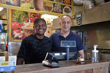 Pizza servicen kuski Panda Ongolo sekä omistaja Abd Alrawi. Alrawi haluaa tarjota asiakkailleen yhtä hyvää ruokaa kuin tarjoaisi kotonaan. 