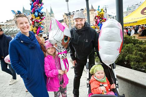 Vappua juhlittiin Tampereen keskustassa perinteisissä merkeissä - Tampere -  Aamulehti