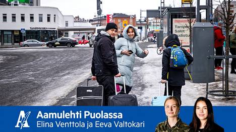 Bussi saapui Tampereelle lauantai-iltapäiävänä. Sinisessä takissa äiti Olesia Dishchenko, mies Dmitro, joka ei voinut jäädä Ukrainaan terveyssyistä, ja tytär Anna sekä poika Ivan. Tunnelma on helpottunut.