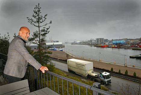 Rauma on merikaupunki, mutta missä se näkyy? Rauman kaupunginjohtaja Esko Poikelan mielestä Raumalla on meressä hyödyntämätöntä kapasiteettia. Esimerkiksi telakan ja taustalla avautuvan sataman aitojen sisälle ei yleisö pääse näkemään. 