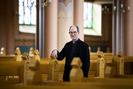 Keski-Porin seurakunnan kirkkoherra Heimo Hietanen on iloinen päätöksestä, joka mahdollistaa sateenkaarimessujen järjestämisen Keski-Porin kirkossa.