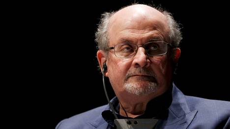 Poliisin mukaan Rushdie sai hyökkäyksessä puukoniskun kaulaan.